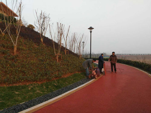 環(huán)城水系繞道透水地坪路面施工現(xiàn)場
