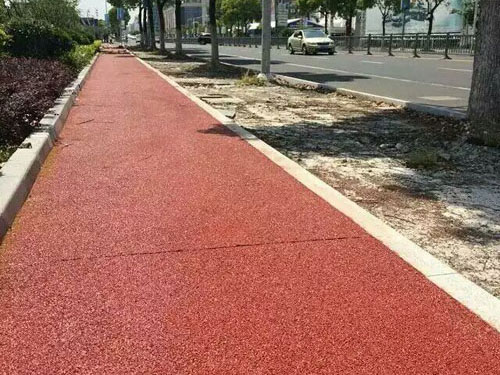 城市道路兩旁的透水混凝土路面施工