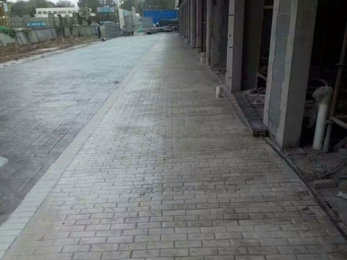 任丘某商鋪門前壓印地坪路面施工
